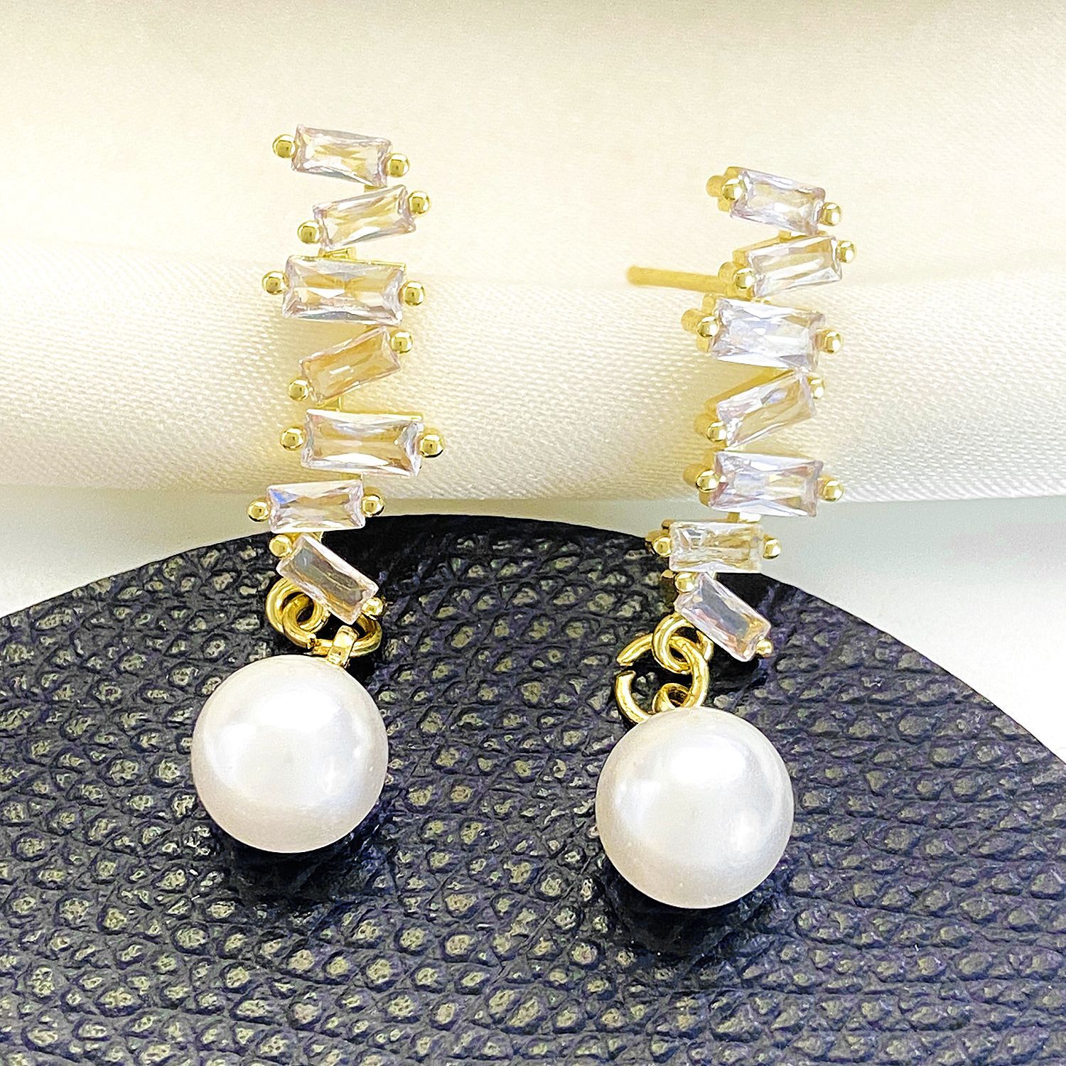 European and American inS-style copper-inlaid zircon pearl earrings, French light luxury creative design, elegant earrings, internet-famous earrings Specification drawing