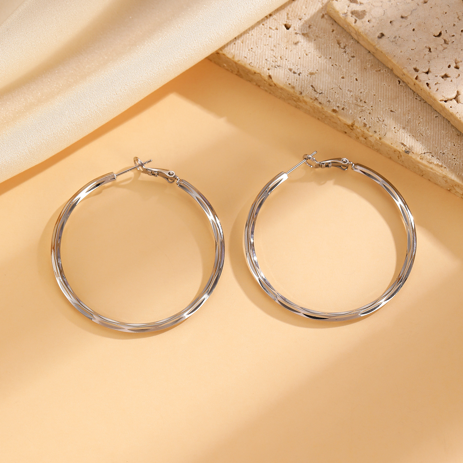 Popular cross-border fashionable, simple, smooth large circle earrings in Europe and America, exuding a sense of elegance and sophistication. Plain ring ear earrings for women Application Scenario