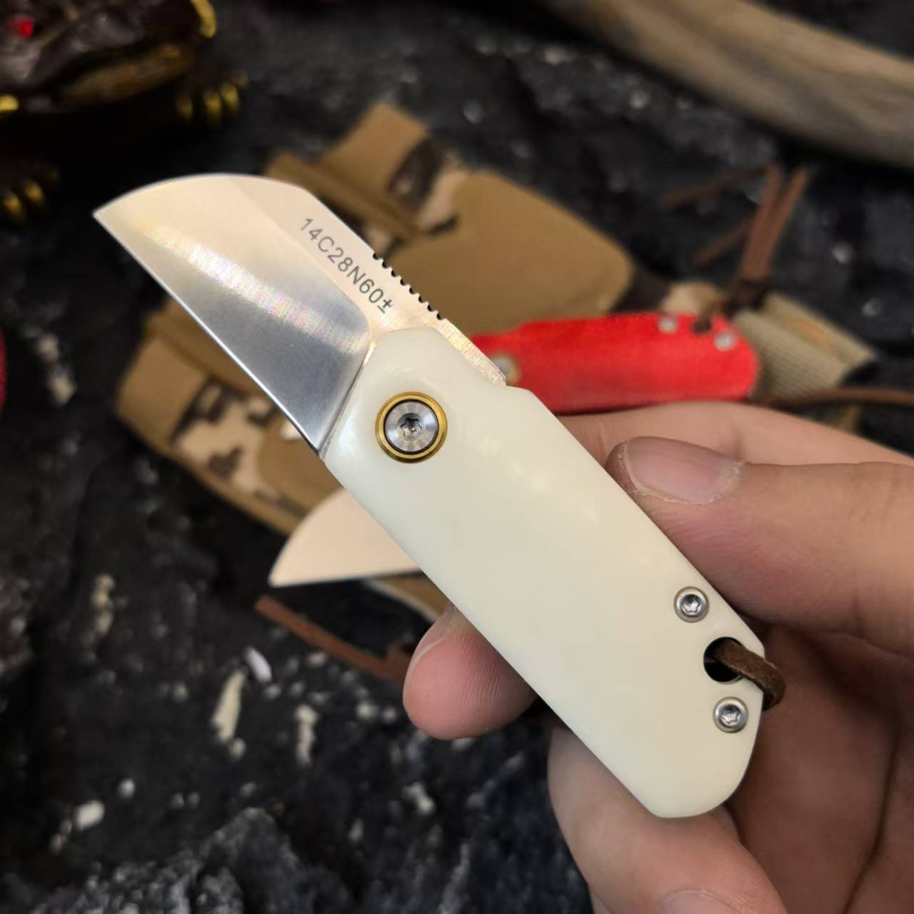 Sandvik Steel Cloud Bean Outdoor portable folding high-hardness keychain Mini sharp folding knife Item Picture