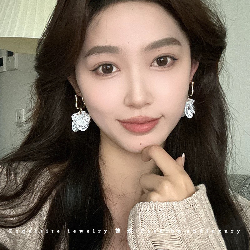French-style shell flower earrings, high-end women's stud earrings, light luxury and elegant earrings, niche design pearl stud earrings and earrings details Picture