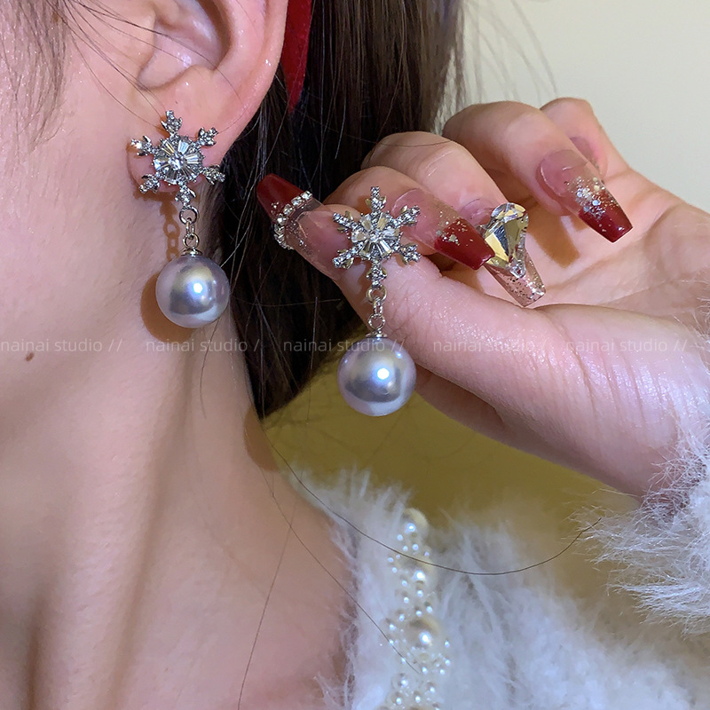Pearl snowflake earrings ~ Christmas Atmosphere earrings 2024 Autumn/Winter new retro French Zircon earrings for women details Picture