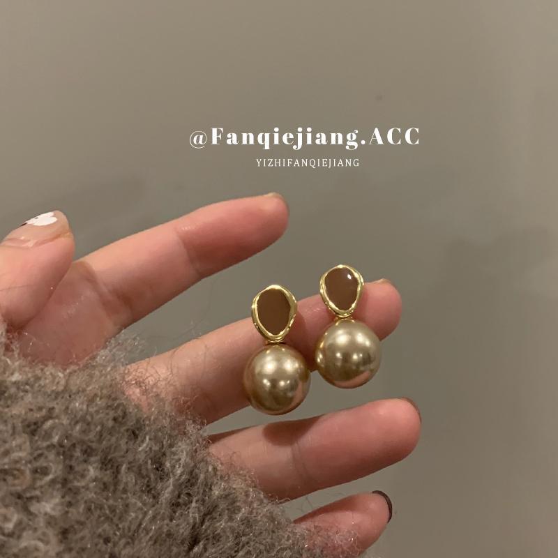 Caramel-colored retro teardrop pearl earrings, a light luxury and high-end, niche autumn and winter stud earrings for women, a new style of earrings for 2024 full figure