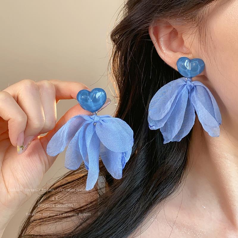 Super Fairy Mesh heart-shaped stud earrings for women in 2025, a new best-selling high-end earring, a seaside vacation style earpiece details Picture