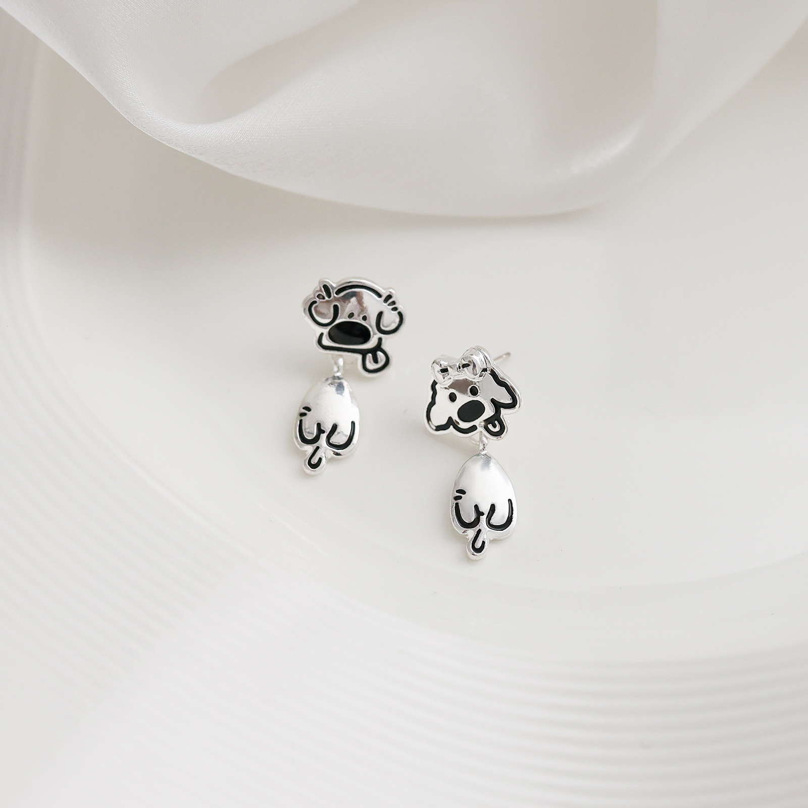 A set of sweet and cute cartoon cat stud earrings for women, personalized, fun and funny earrings, student earrings wholesale Application Scenario