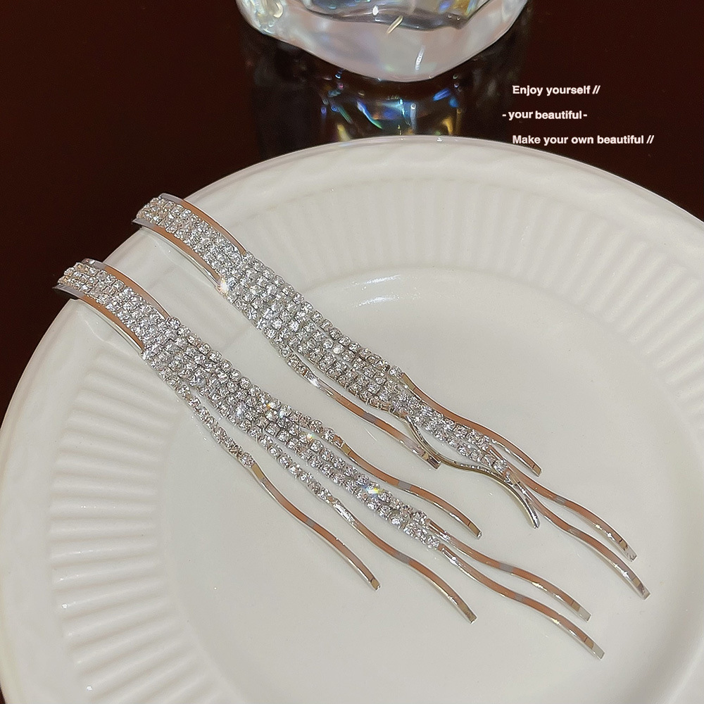 Diamond-encrusted geometric metal tassel high-end earrings, female nightclub socialite style, light luxury and grand long earrings wholesale Application Scenario