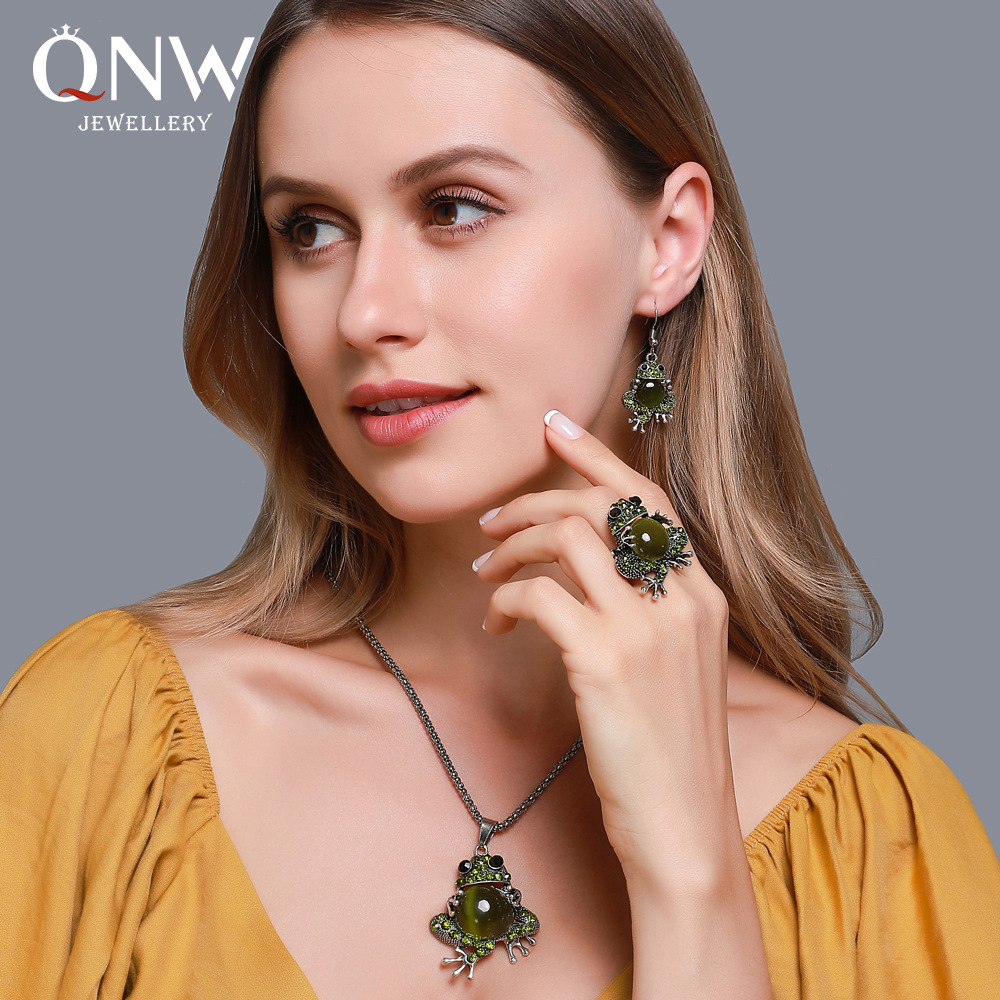 New cute and adorable pet jewelry: cat's eye stone cute frog earrings, elastic ring, exaggerated toad sweater chain details Picture
