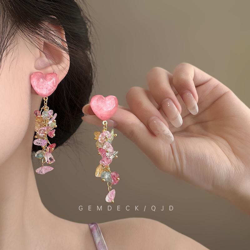 Spring and summer dopamine-colored heart-shaped crystal tassel earrings, seaside vacation style stud earrings, sweet and cute crushed stone earrings full figure