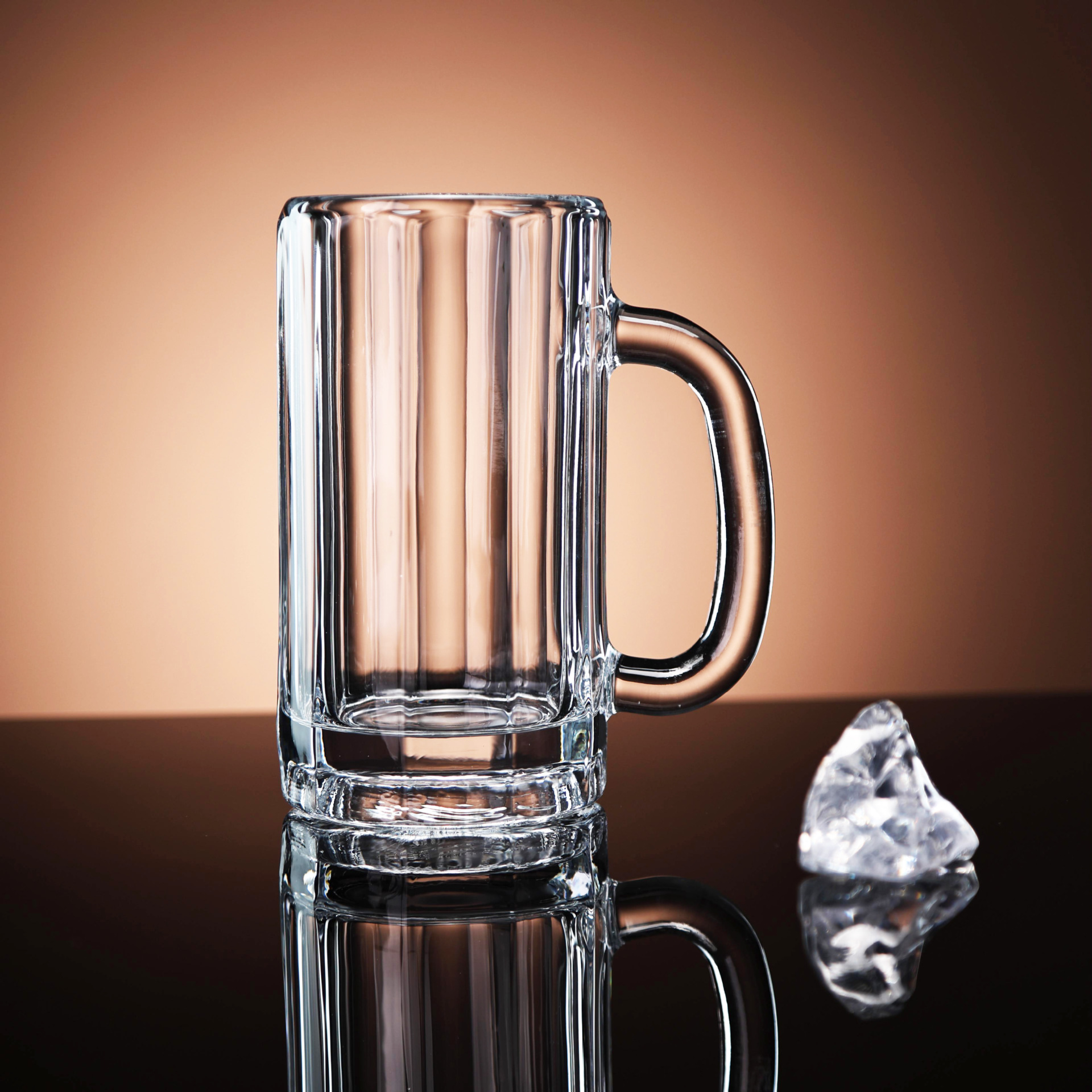Large-capacity beer mugs, transparent glass draft beer craft cups, thickened tea cups, household Leyin handle cups are available for wholesale Application Scenario