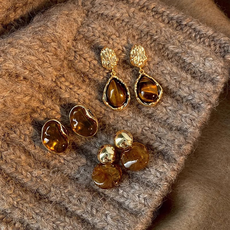 Retro-style Maillard amber stud earrings for women, a niche design with a high-end feel, are light luxury and versatile earrings for autumn and winter Application Scenario
