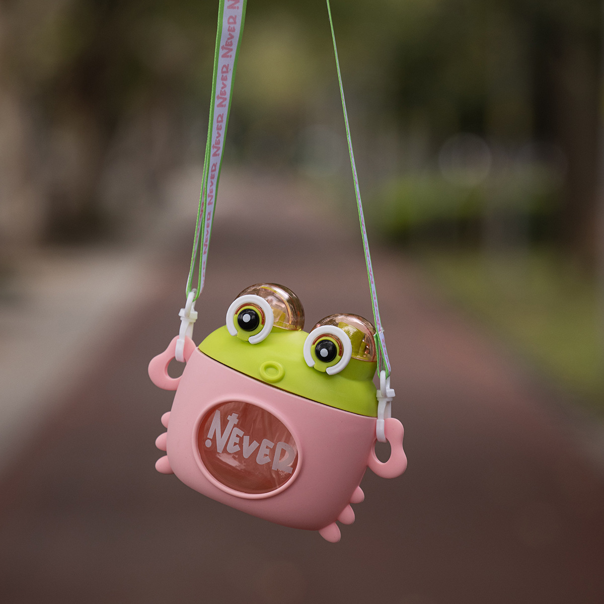 Cute children's water cups on Instagram, little crabs, students going to kindergarten, boys' and girls' straw cups, portable cups Application Scenario