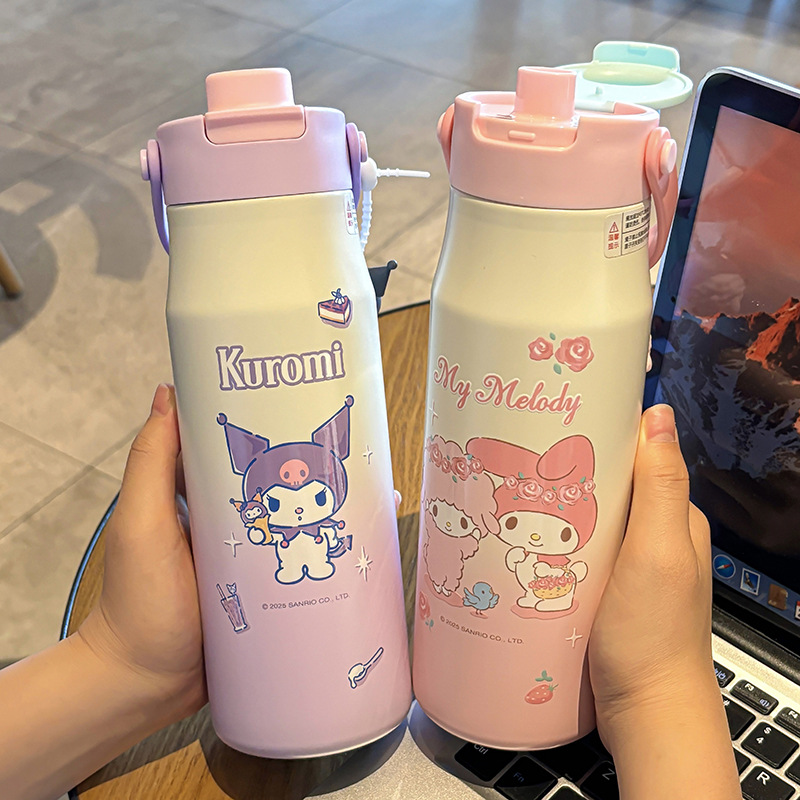 The Sanrio family series gradient insulated cup comes with a handle for easy carrying and a large-capacity drinking cup with a direct drinking design full figure