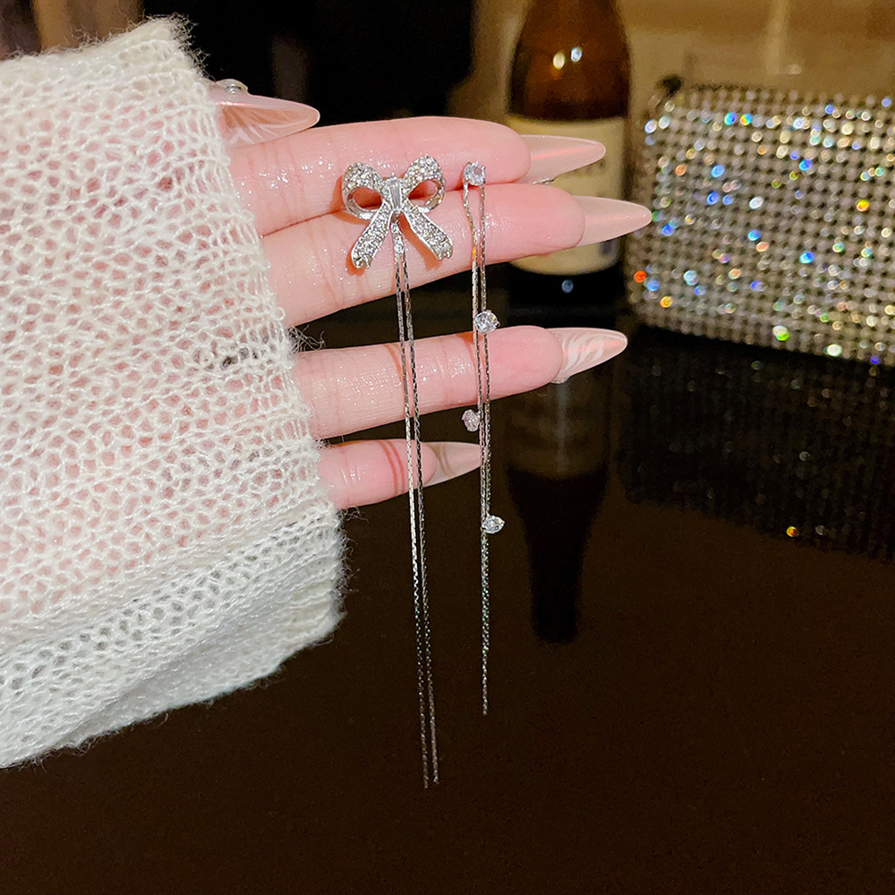 New Korean version bow tassel earrings, fashionable and elegant, exquisite stud accessories, women's niche design earrings wholesale Application Scenario