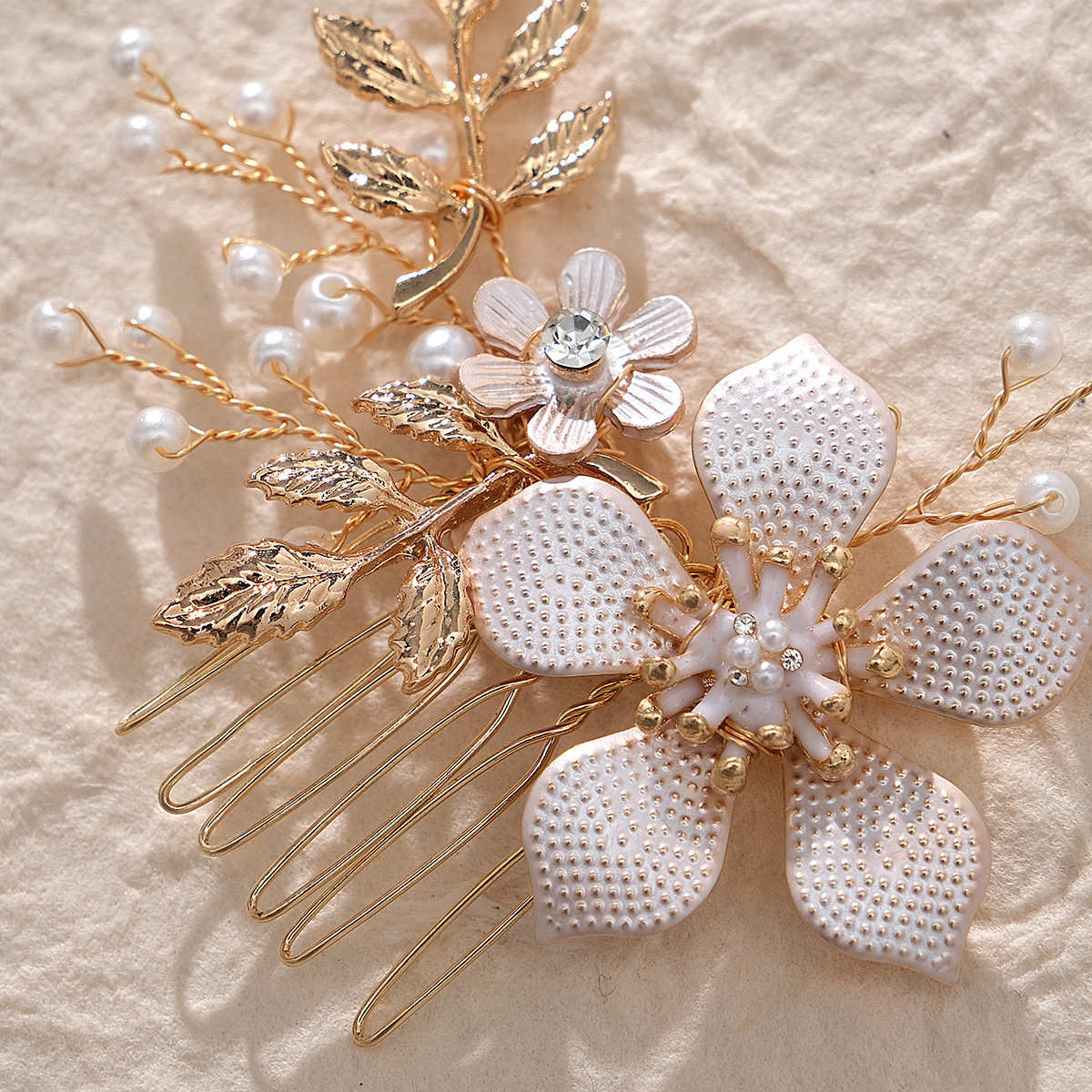 New European and American wedding accessories: Fashionable and elegant pearl comb, wedding dress accessories, alloy flower bridal hair comb Application Scenario