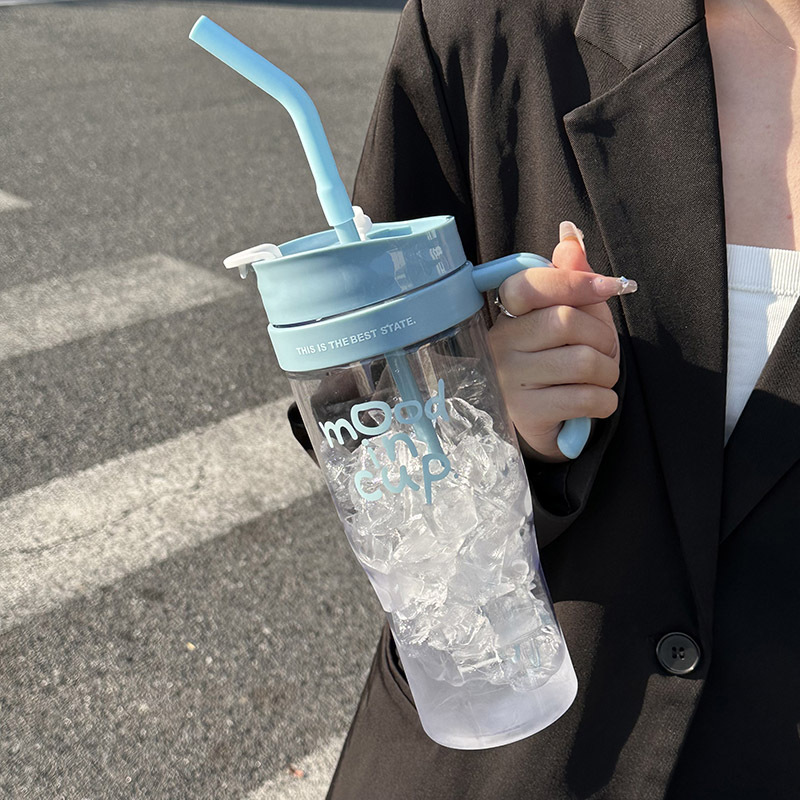 New large-capacity, giant straw cup, super large, new, simple 2024, high appearance level water cup for travel and outings Application Scenario