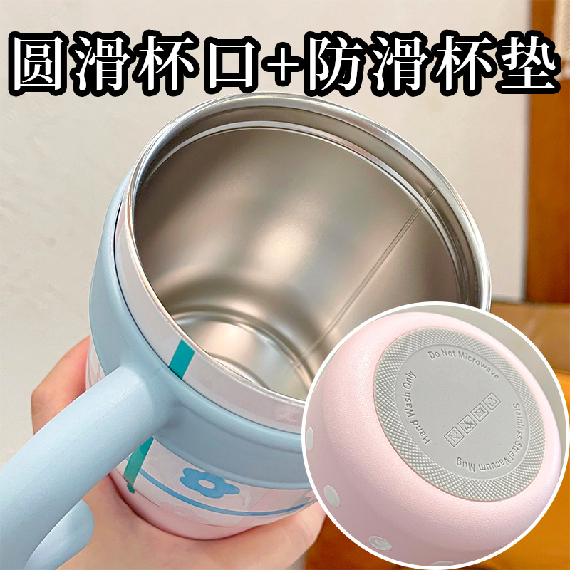 The Sunflower-sized ice cup is convenient to carry, comes with a handle, features a silk-screened design, and has an independent doll. It is a large-capacity water cup details Picture