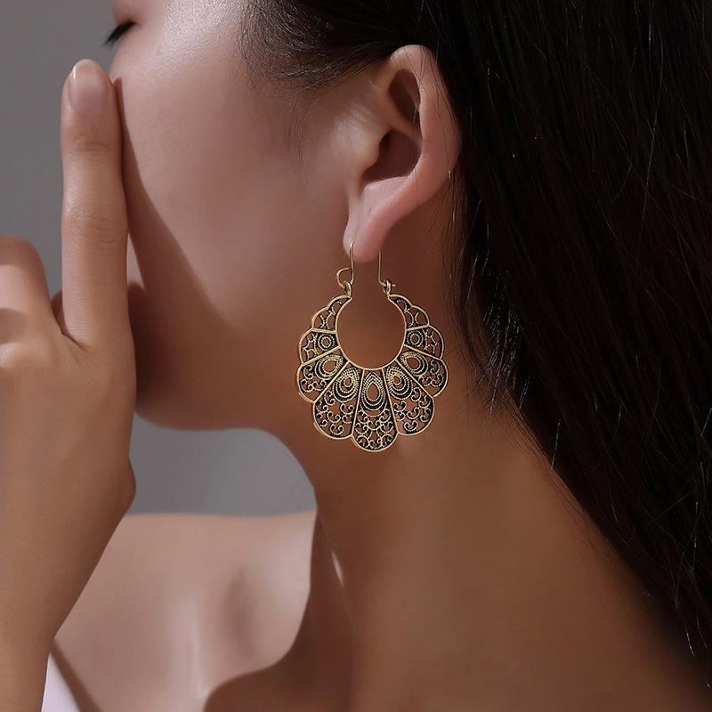Cross-border best-selling ethnic-style earrings: Bohemian hollowed-out carved earrings, fashionable geometric alloy retro earrings Specification drawing