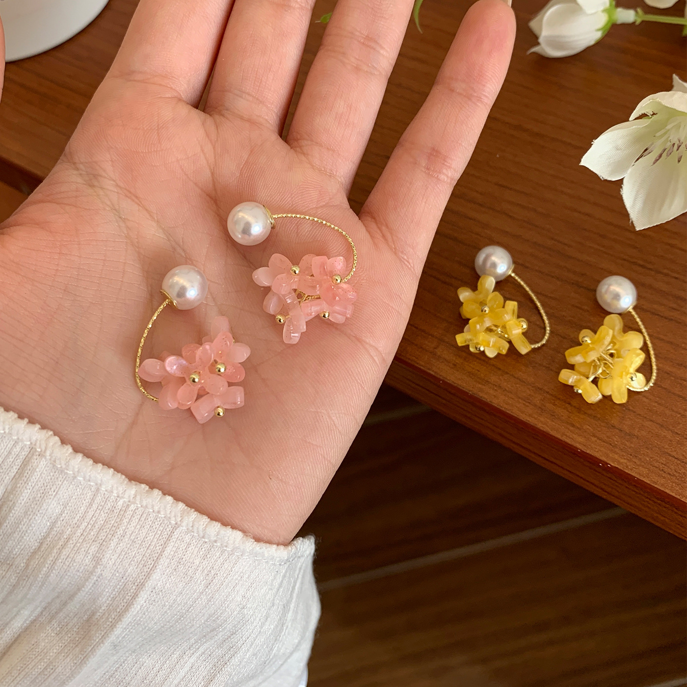 Spring and summer magnolia pearl resin earrings, with a light luxury and high-end feel, sweet and niche design, and a girlish heart, are exquisite earrings Application Scenario