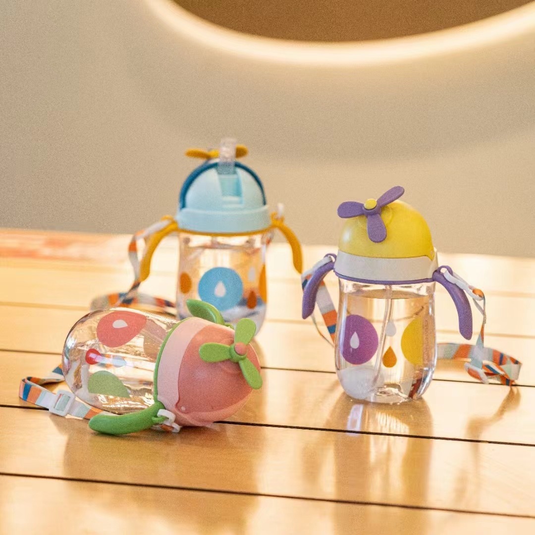 Children's straw water cup, cute for infants and toddlers, cartoon and small, carrying a straw scale to learn to drink milk full figure
