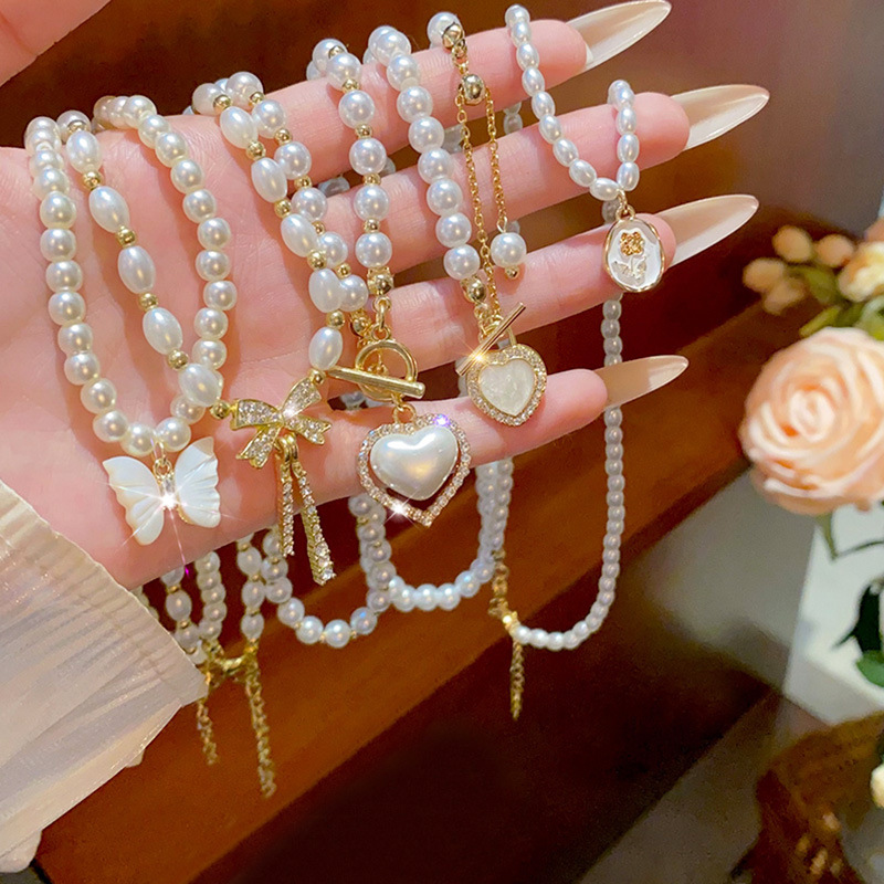 The new Baklok pearl necklace from South Korea is a versatile women's matching heart-shaped pendant with a high-end and light luxury collarbone chain accessory full figure