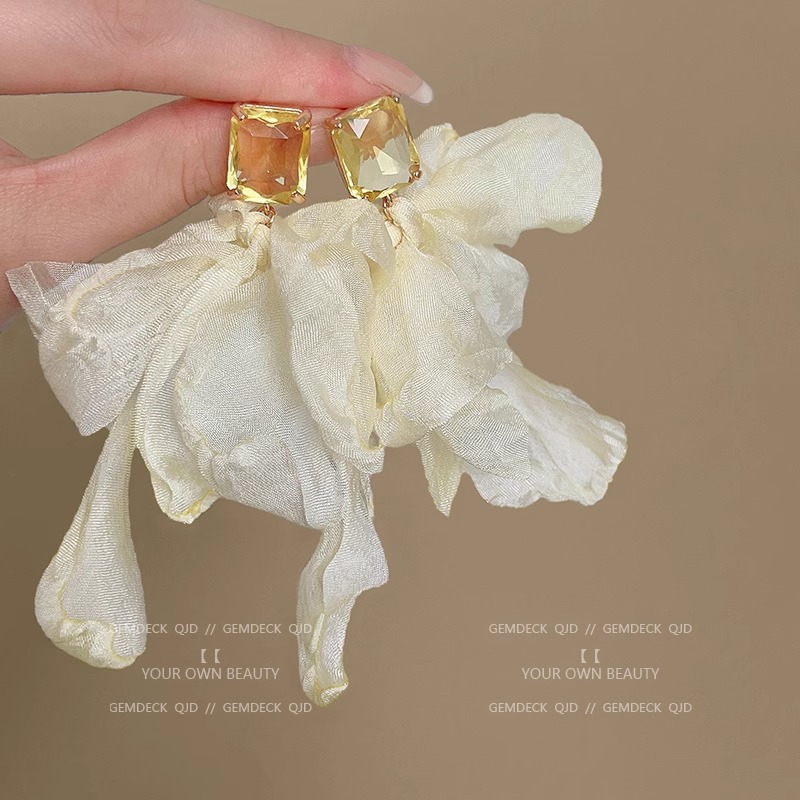 The atmosphere is super fairy-like. The high-end design of the chiffon earrings, silver needles, exaggerated vacation style earrings, women's ear clips, and elegant stud earrings details Picture