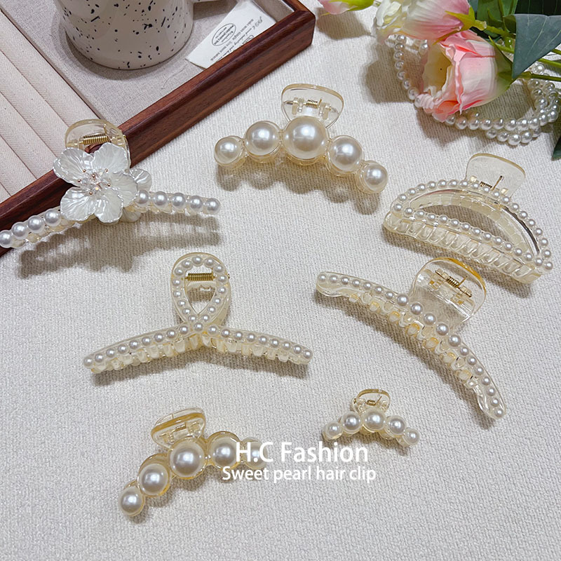 Pearl hair clip, back of the head hair accessory, casual headwear, Korean style, internet-famous fairy shark size clip Application Scenario