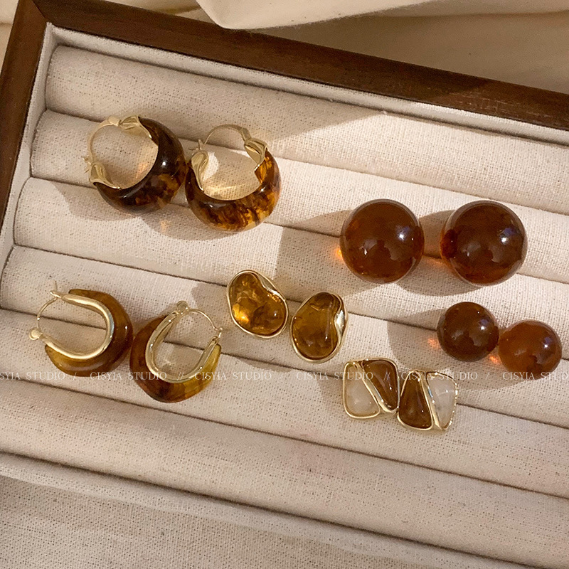 Irregular amber earring earrings for women's autumn and winter, with a retro and high-end style, are a new 2024 light luxury and niche ear accessory full figure