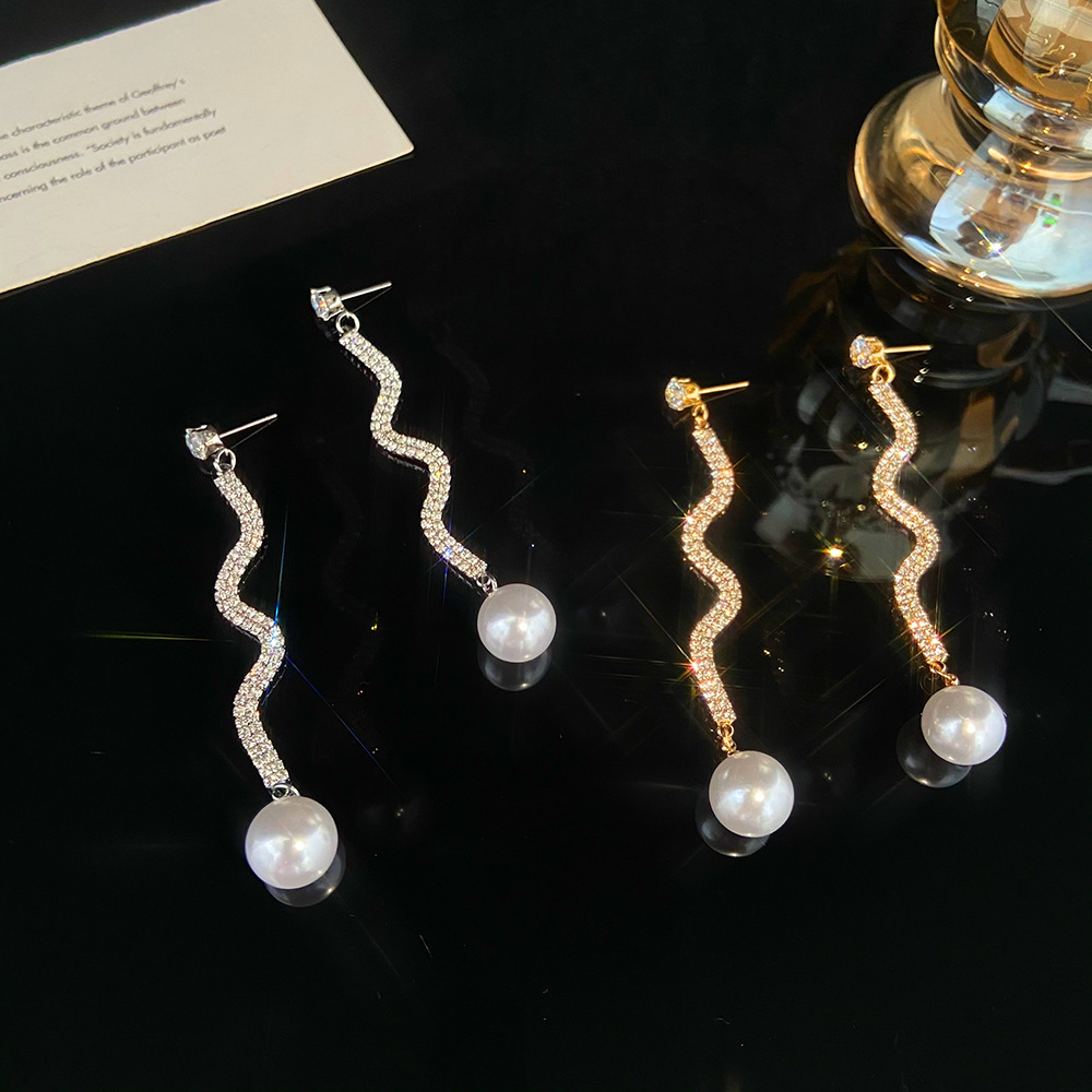 European and American ins long pearl rhinestone earrings and pendants, fashionable Korean wavy S-curve stud earrings, and personalized and exaggerated earrings Specification drawing