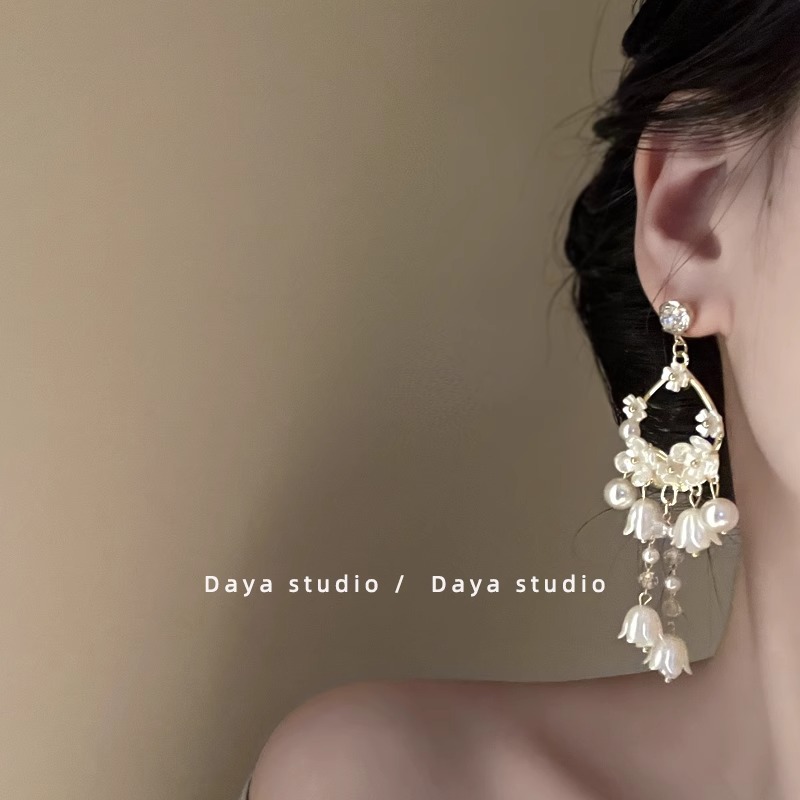 Jasmine Waterfall, a super fairy-like French retro flower zircon tassel earring, exudes a light luxury and high-end sophistication with a unique design style Application Scenario