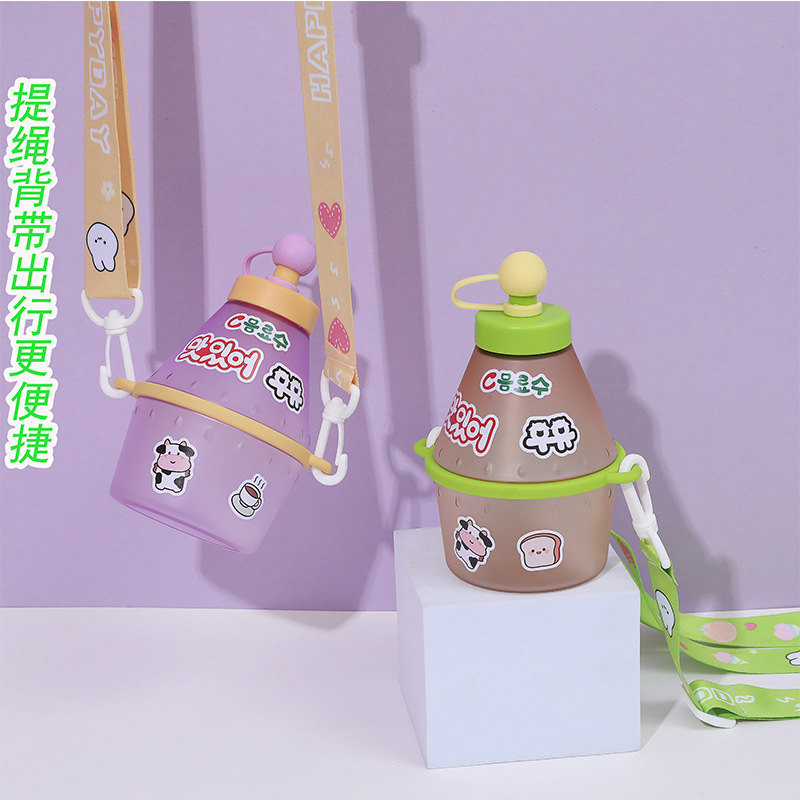 The manufacturer customizes high-quality, cute, lightweight plastic water cups with straws and crossbody straps, as well as Korean-style mini milk cups Application Scenario