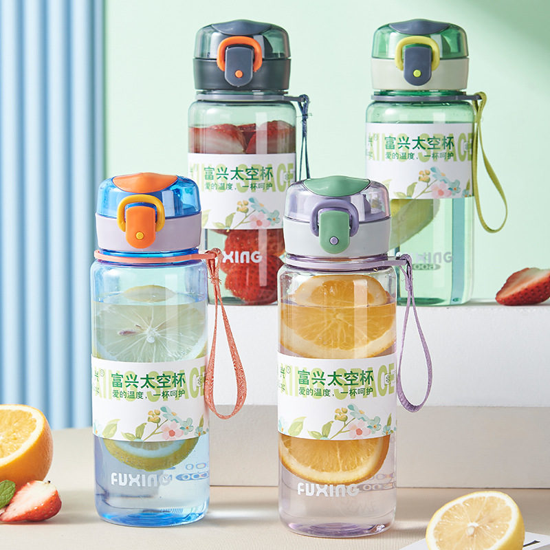 New large-capacity plastic student cup, portable and anti-drop student cup, children's water bottle full figure