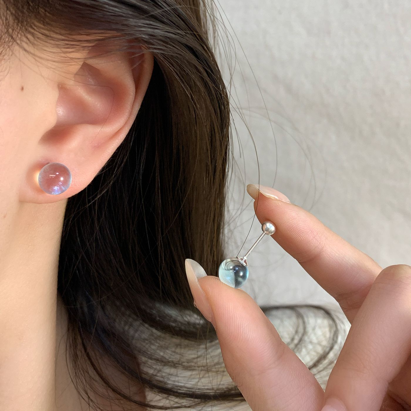 Cool and refreshing aquamarine blue round ball screw ear bone nails, clear and transparent for women to nourish ear holes, no need to take off when sleeping, small earrings details Picture
