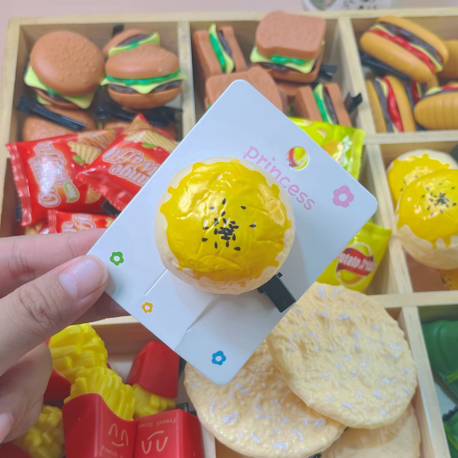 Miniature simulation food toys, hair clips, hamburgers, potato chips, French fries, cookies, funny hair accessories, cute and interesting hair accessories, hair clips wholesale Specification drawing