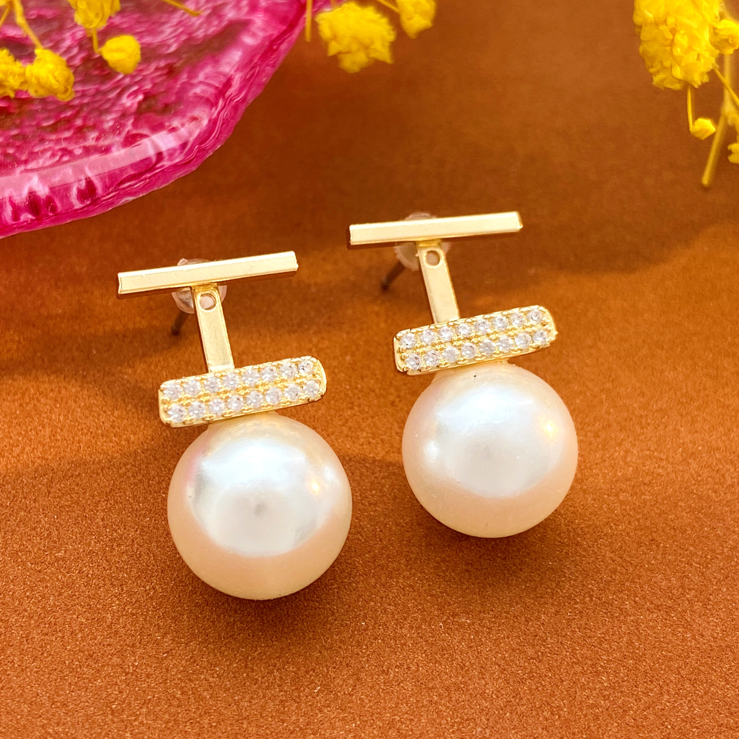 French light luxury diamond-encrusted pearl earrings for women, an inS-style European and American pair of pearl earrings, a stylish and trendy earpiece details Picture