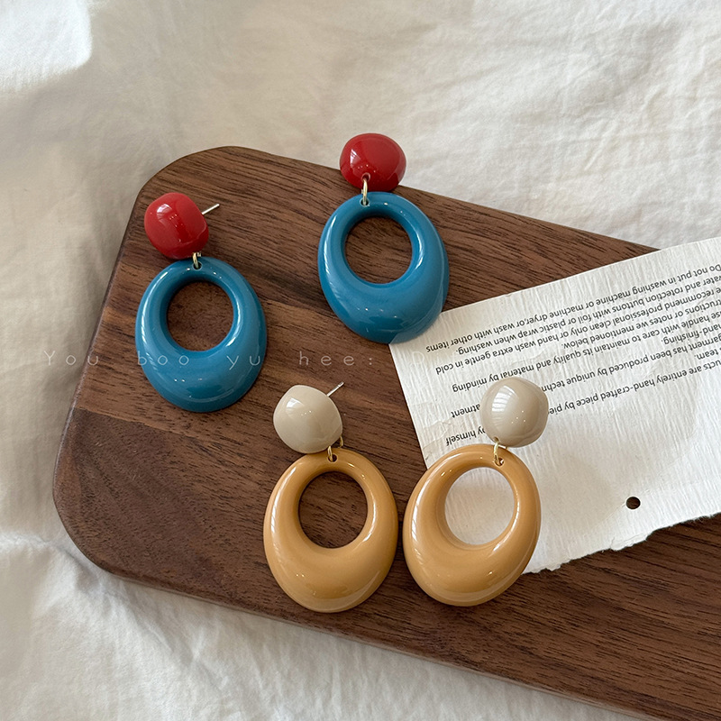 Retro Hong Kong-style blue circle earrings for women, 2024 new autumn and winter collection, with niche design and exaggerated earrings details Picture