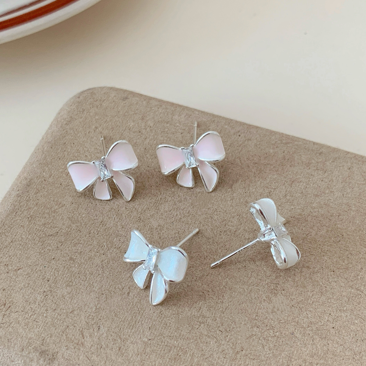 Korean spring and summer exquisite pink bow stud earrings, silver needles for women, fashionable commuting style, girlish heart, high-end sense earrings Specification drawing