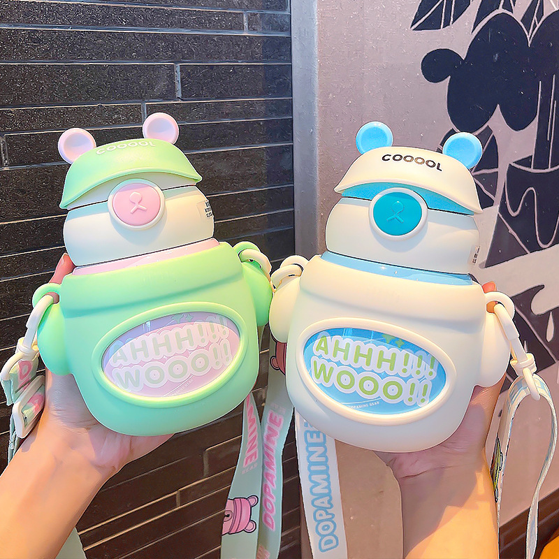 The cute dopamine bear insulated cup comes with an adjustable string for easy carrying. It features a silk-screened design and a silicone straw water cup Specification drawing