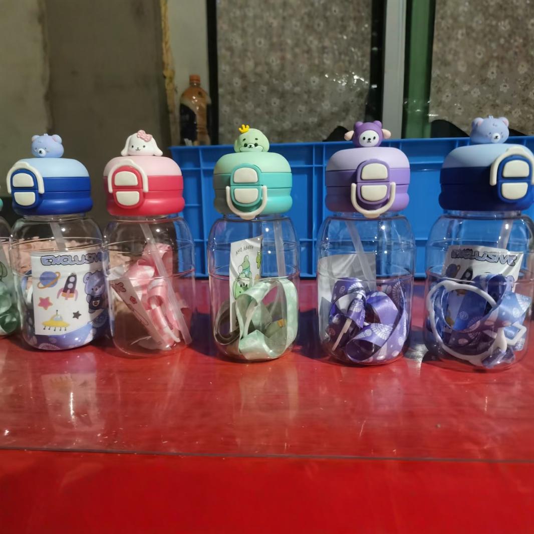 Summer portable double-drinking plastic water cup with straw, high appearance level sports water bottle, cups for boys, girls, students and children Application Scenario