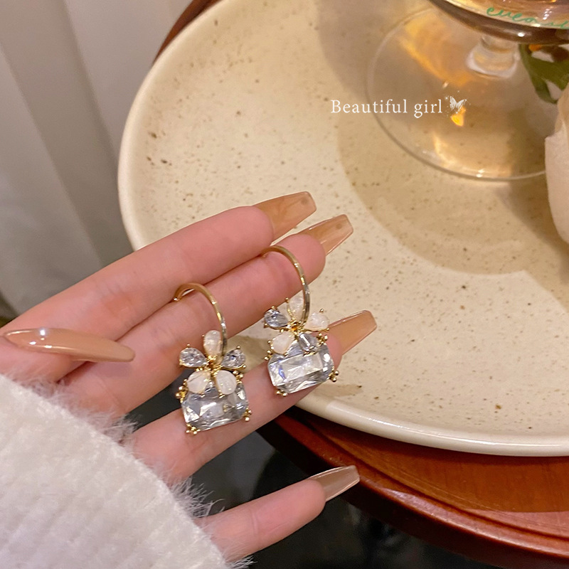 The super ethereal and elegant flower earrings are a light luxury and versatile accessory for women, exuding a sense of high-end sophistication. The exquisite zircon stud earrings are a unique and popular earpiece full figure