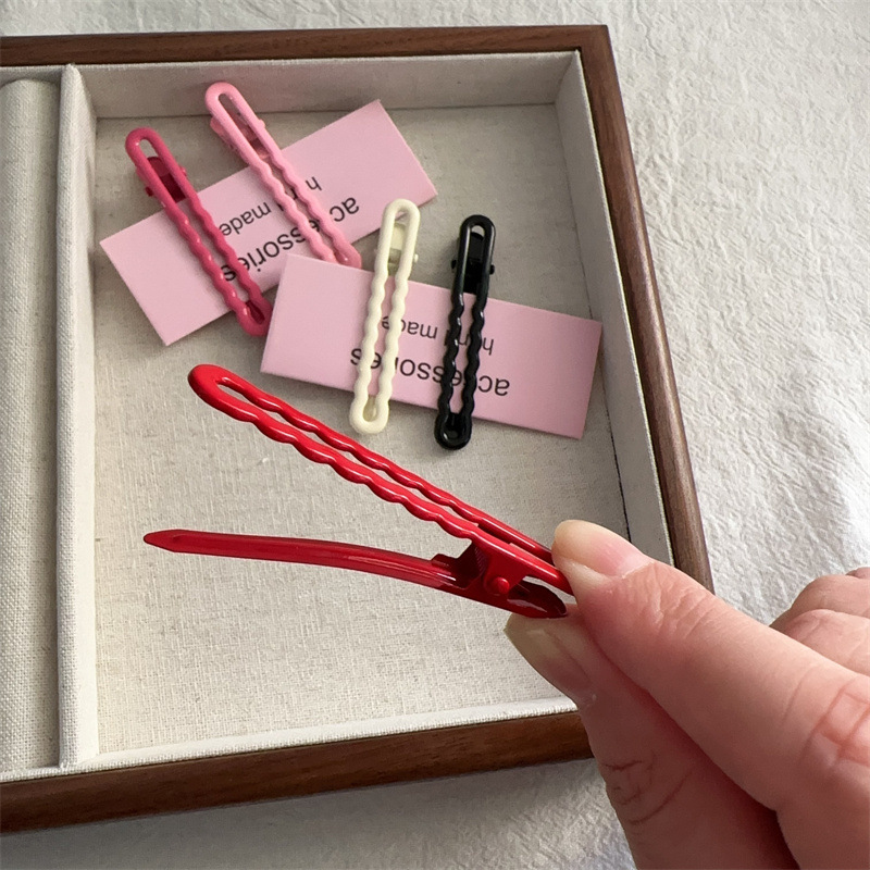 Candy-colored, seamless duckbill clip, broken hair clip, female forehead one-line bangs clip, side clip headwear, back of the head hair clip Application Scenario