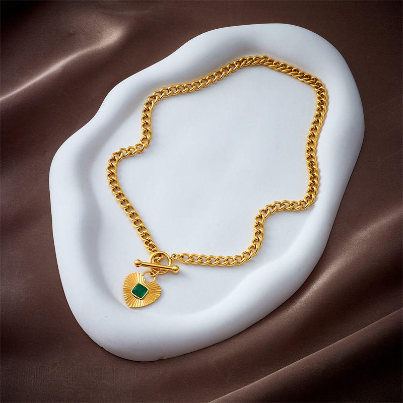 European and American retro and unique OT buckle heart-shaped pendant with green stripes, heart-shaped titanium steel metal jewelry necklace Specification drawing