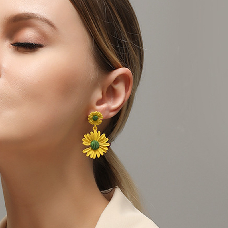 Korean fresh Daisy stud earrings, cross-border simple and colorful flower earrings, super fairy-like and exaggerated female petal spring and summer earrings Specification drawing