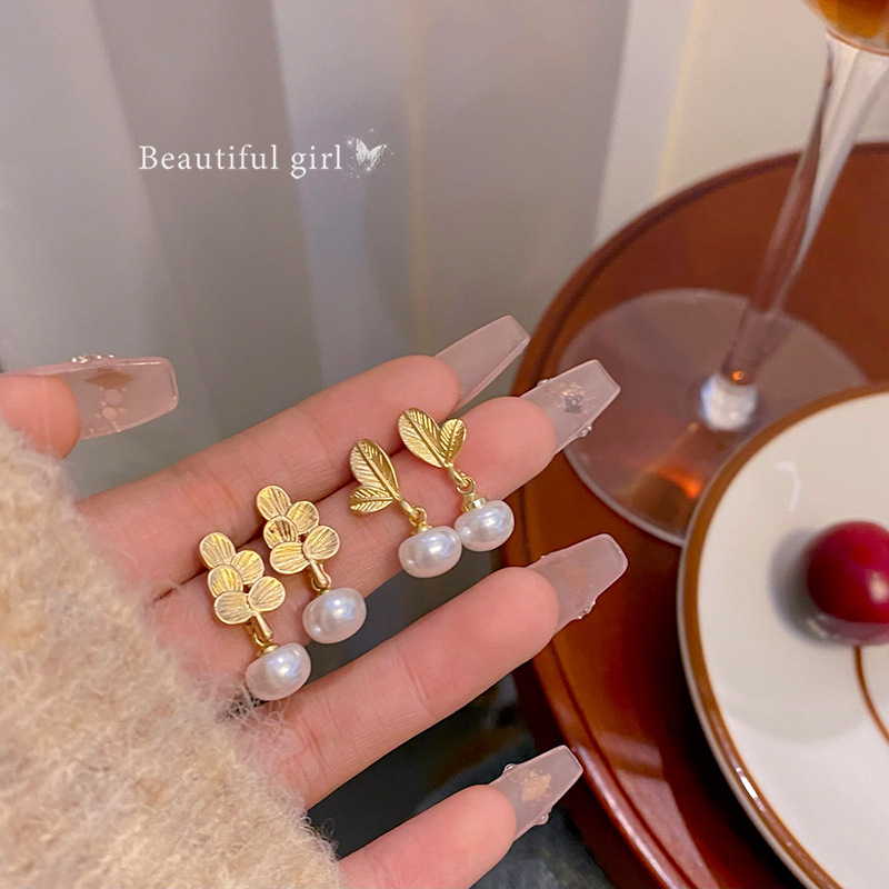 Fresh and simple leaf and flower earrings for women, trendy and niche design, simple pearl stud earrings, and trendy earrings Specification drawing