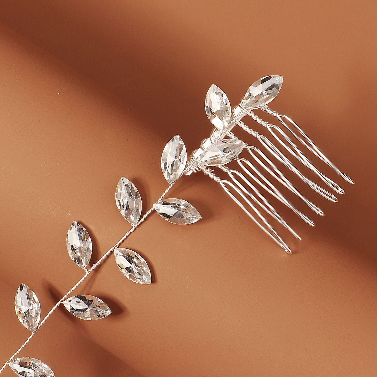 New Korean-style wedding bride accessories: Ins-style simple handcrafted hair band, versatile for daily use, and fresh water diamond hair comb Application Scenario