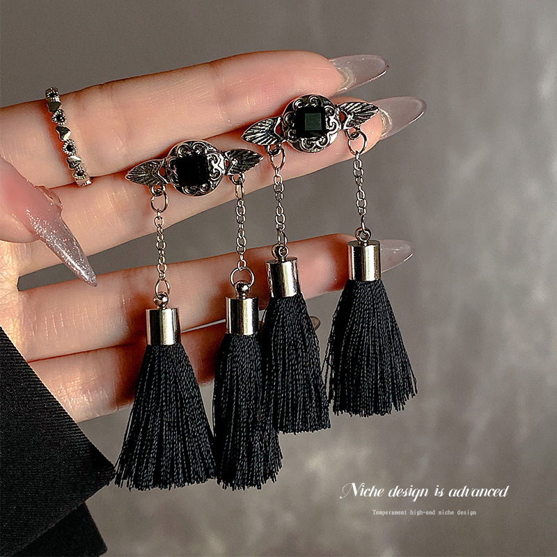 Vintage black tassel new Chinese-style earrings, spicy girl retro court earrings and stud earrings, unique and versatile, fashionable style details Picture