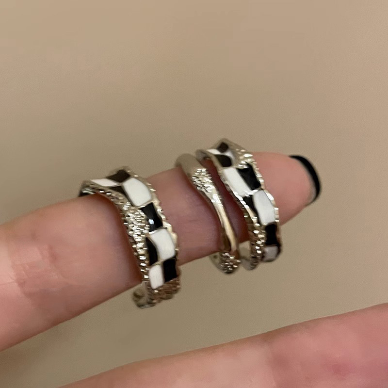 A new women's index finger ring with a retro and unique checkerboard pattern and glazed drip pattern, featuring a light luxury and niche design with a high-end feel Application Scenario