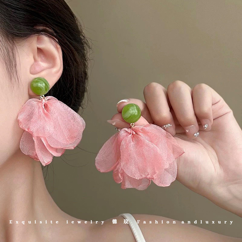 Flower tassel earrings, a new bestseller for women in 2025, exude a sense of high-end elegance and style. The earrings are designed with a sense of spring details Picture