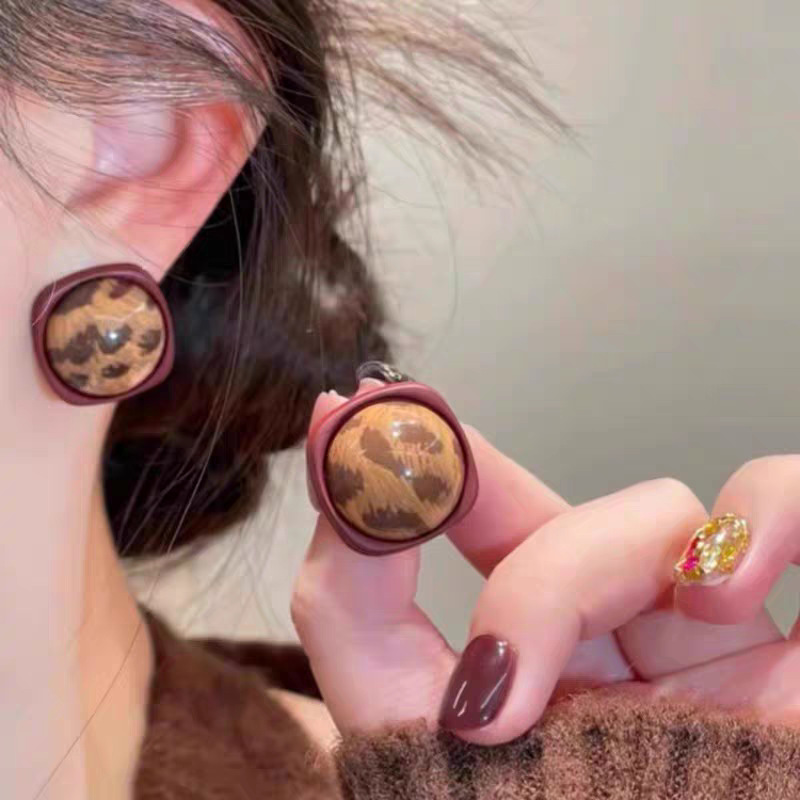 New 2024 best-selling Yadan-style leopard print Maillard stud earrings, unique, stylish and high-end earrings, niche earrings for women full figure