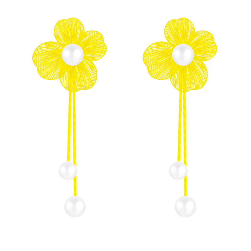 European and American bestsellers, exaggerated and unique petal earrings, light luxury and high-end style, tassel earrings, versatile and exquisite stud earrings for women Item Picture