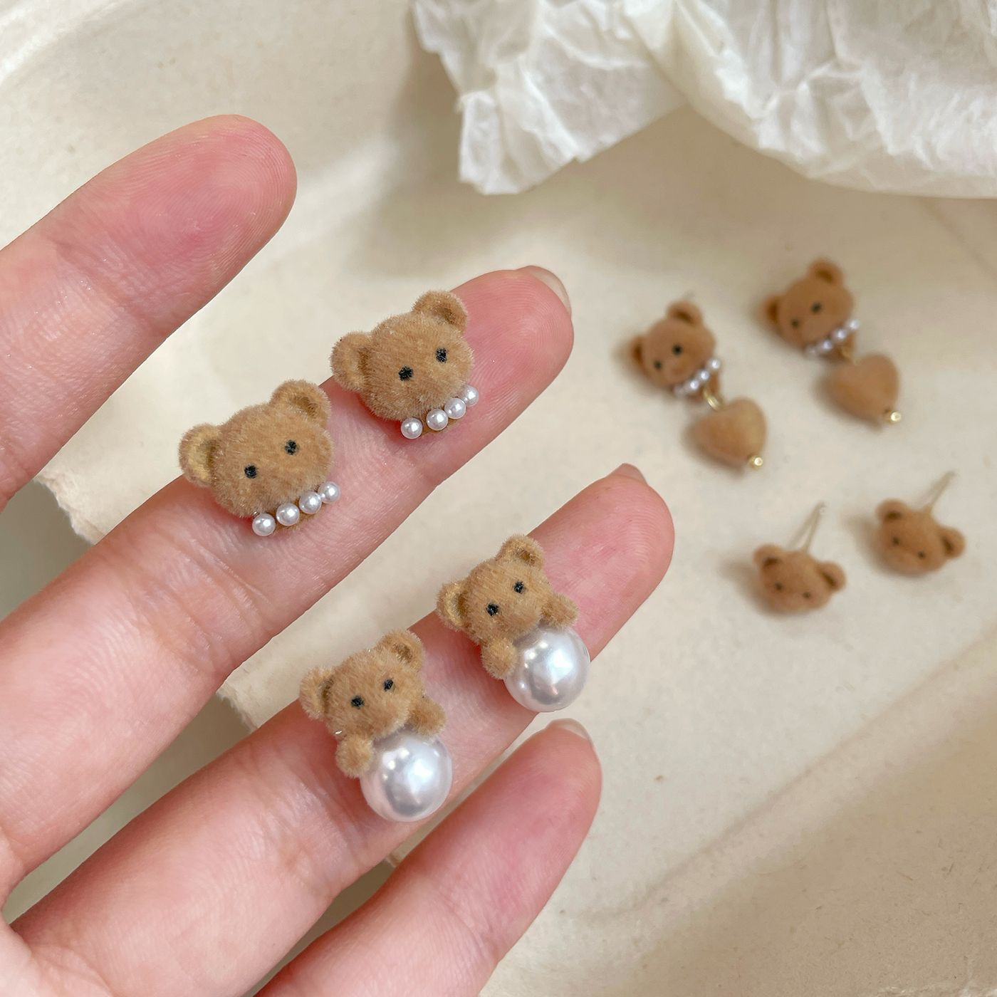 Coffee-colored plush bear pearl earrings for women, 925 silver needle, cute cartoon, sweet, exquisite and fluffy winter earrings Specification drawing