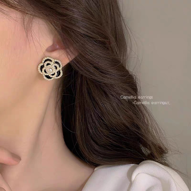 Korean Xiaoxiangqi quality earrings, women's flower stud earrings, simple, individual, trendy and retro camellia flower earrings and stud earrings wholesale Application Scenario